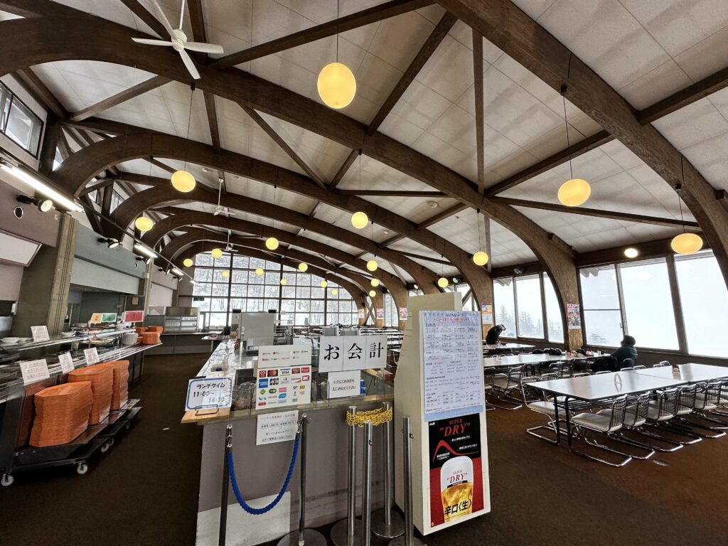 ゴンドラ山頂駅にあるレストランスピカ