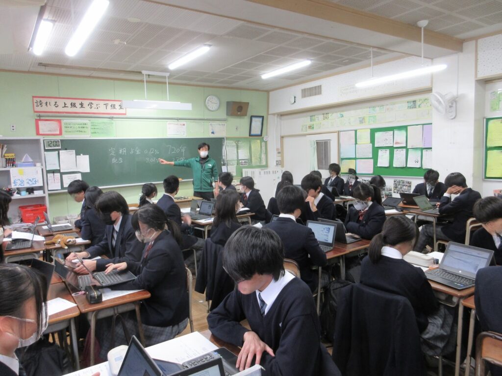 中学3年生に金融教育授業をする様子