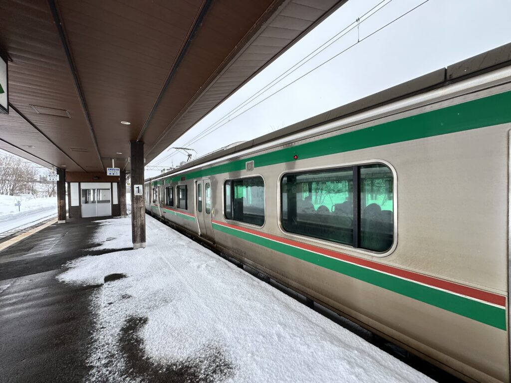 磐梯町駅のホームには雪が