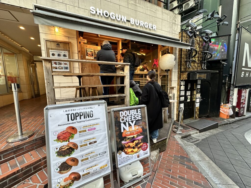 お店の前は人が並んでる