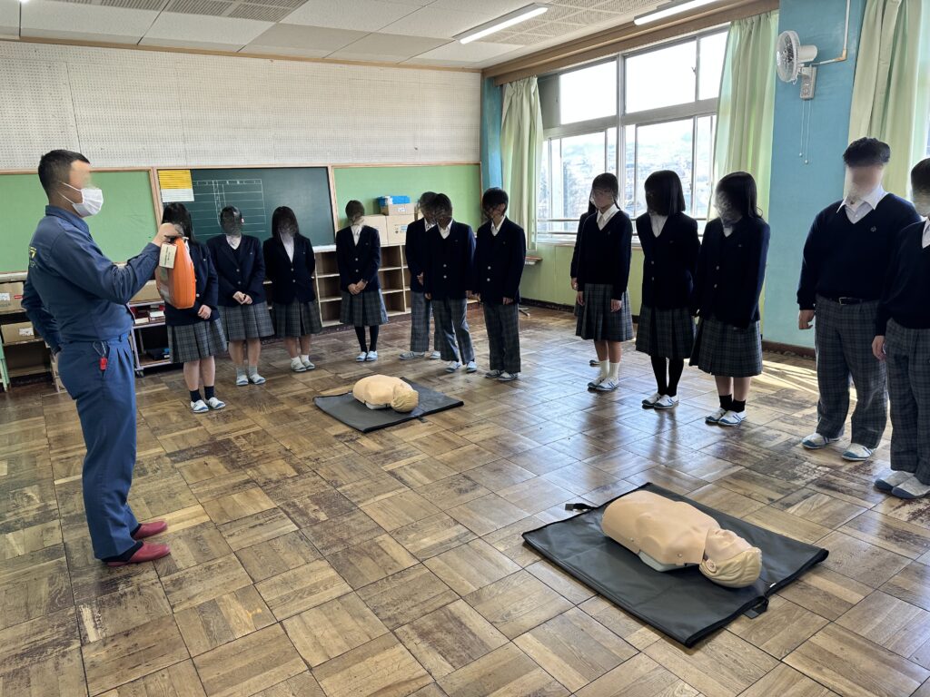 消防署職員の話を聞く中学生