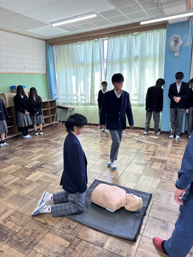 防災フェスティバルでAED体験をする中学生