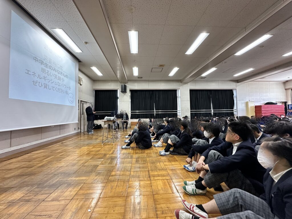 防災講話に耳を傾ける生徒たち