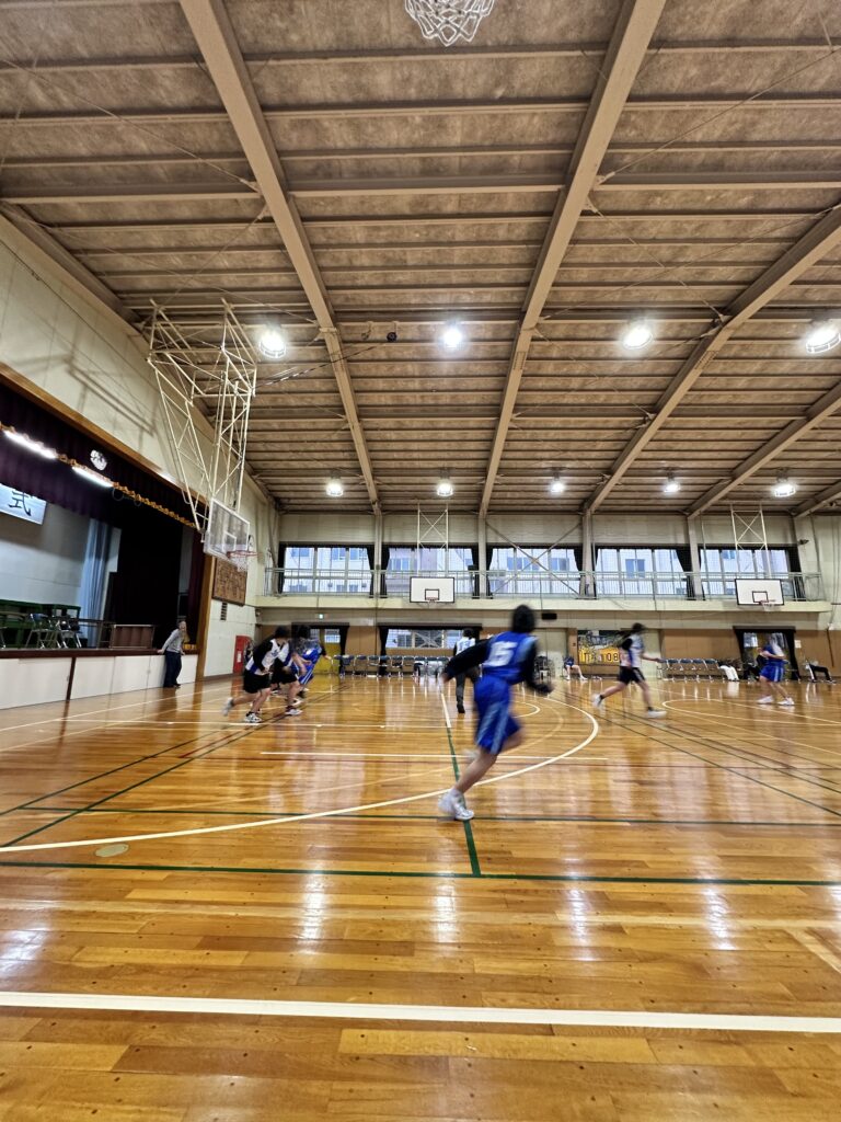 バスケの練習試合では審判をして選手と一緒にコートを走り回ります