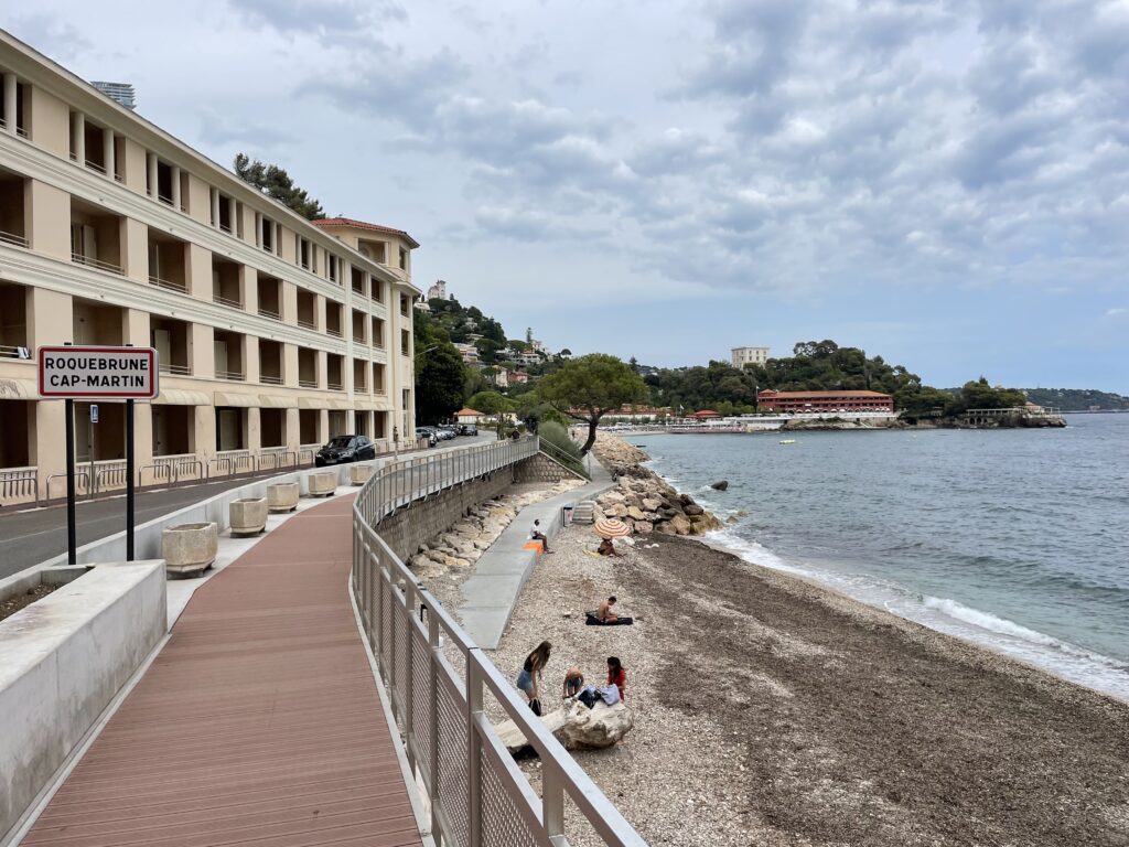 カップマルタンに続く道という看板が出てる海沿いの遊歩道