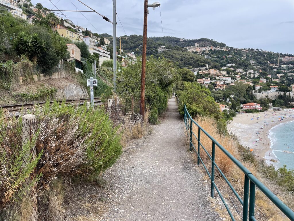 線路と海と平行に伸びる歩行者・ランニング専用道