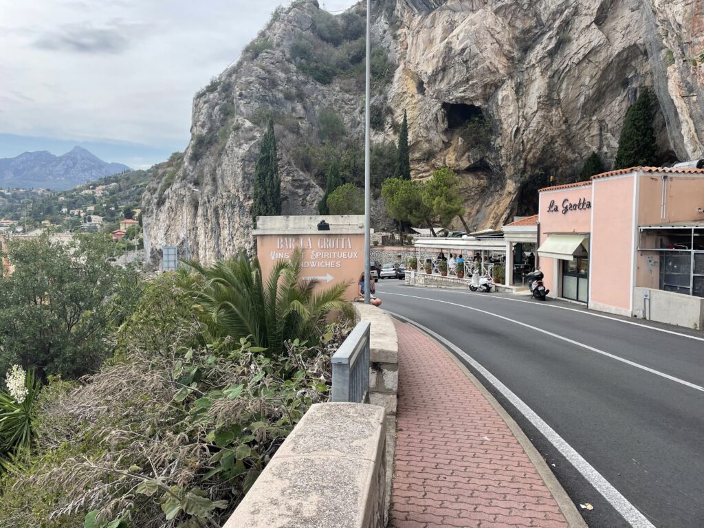 フランスーイタリア国境にあるカフェ