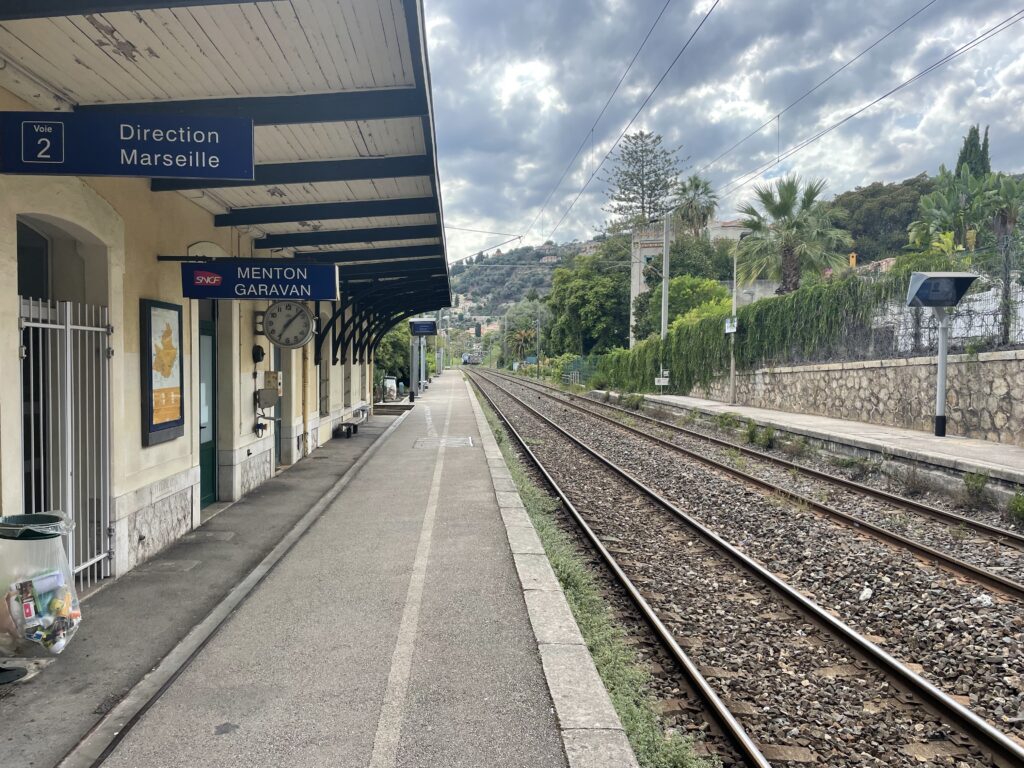 menton garavan駅のホーム