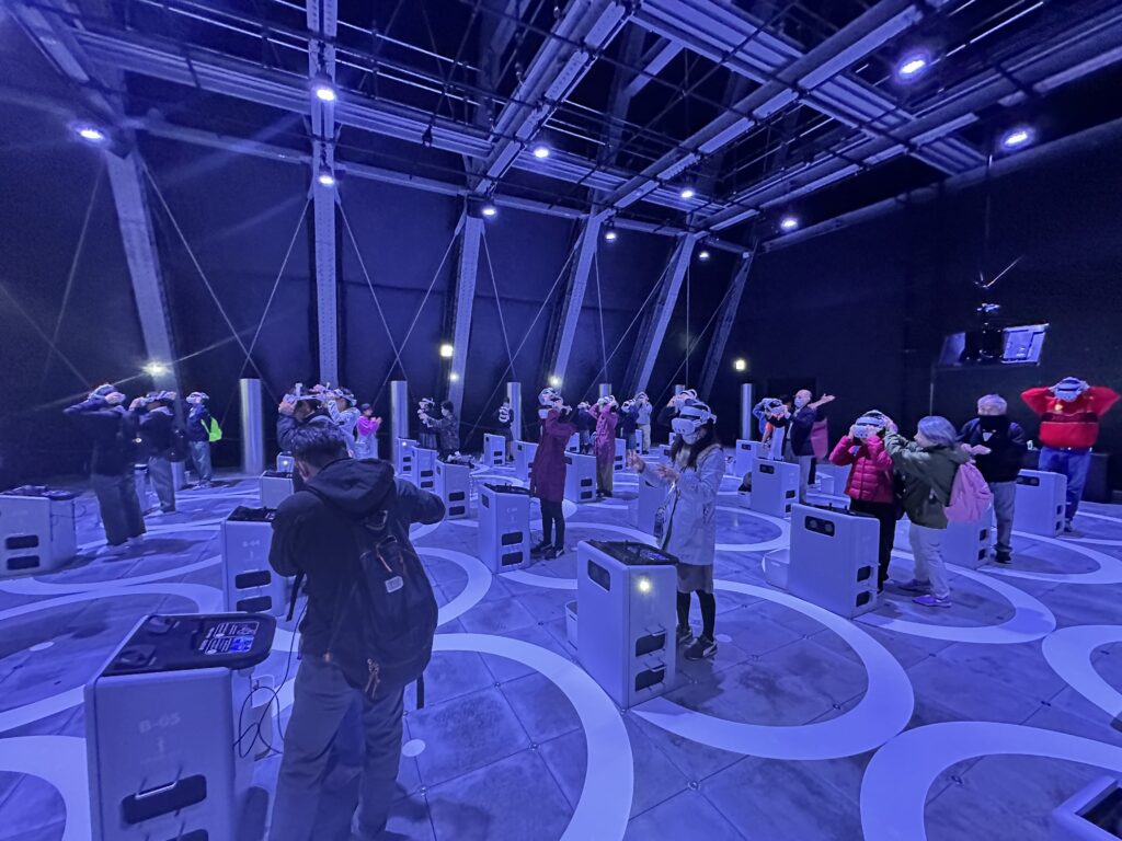 専用XRゴーグルを装着すると360度お化けの世界